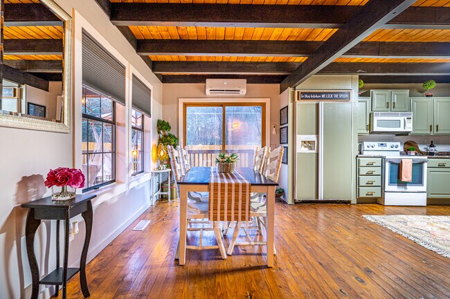 Building Photo - 890 NE Fields Rd