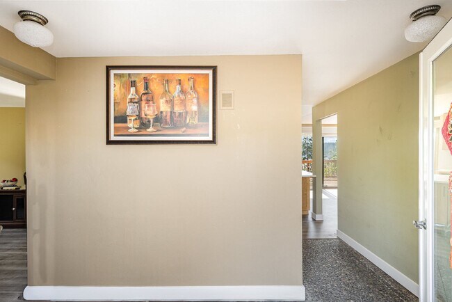 Building Photo - Stunning Lake Sammamish View | 5 Bed, 3 Ba...