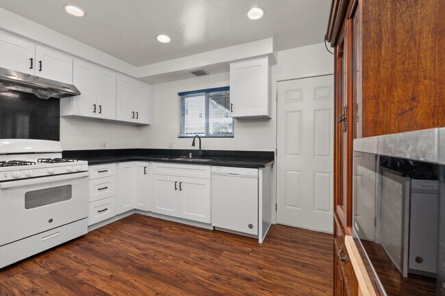 Foto del edificio - Attached garage!