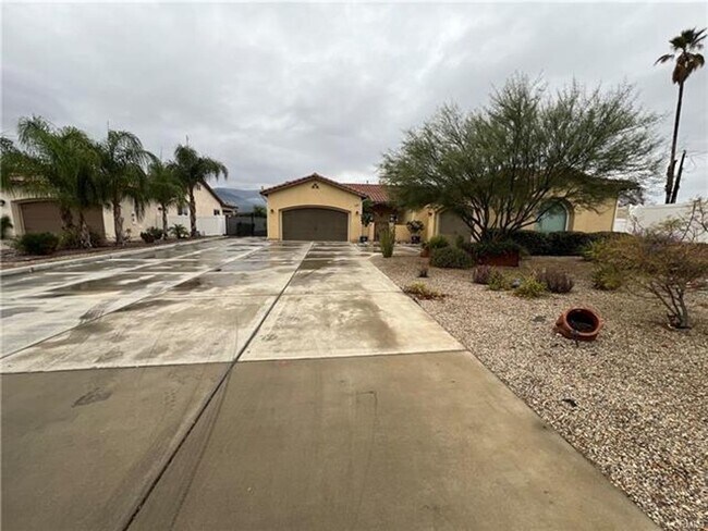 Foto del edificio - One-of-a-kind single-story home