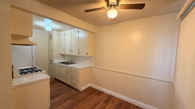 Building Photo - 1433 W 84th Pl