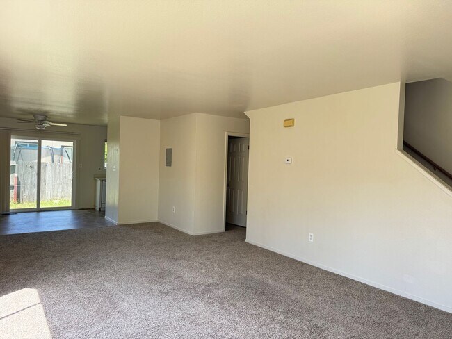 Foto del edificio - Charming 3 bedroom 1.5 bathroom Two story Town House with an attached garage.