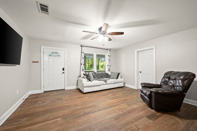 Foto del edificio - 23705 Walker South Rd