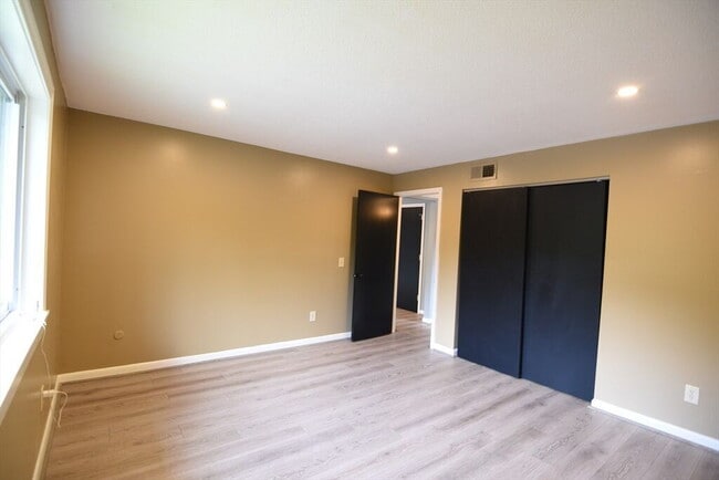 Building Photo - Great, updated condo with ton's of amenities!