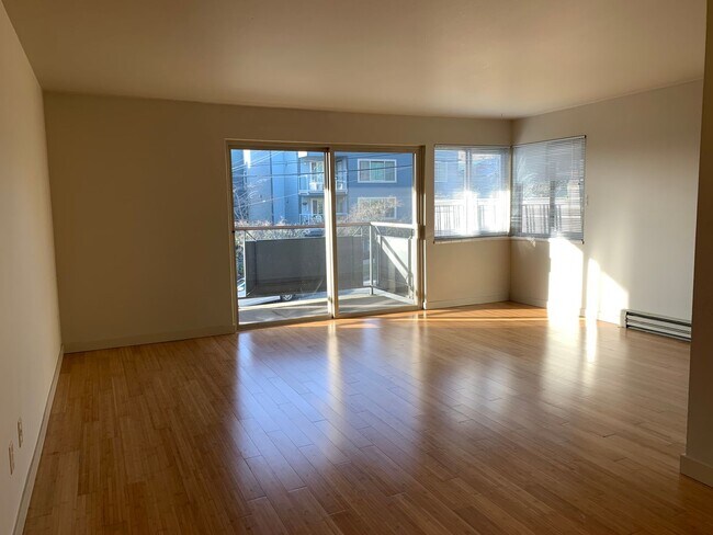 Foto del edificio - 2BR/1.5 Bath in a quiet Fremont neighborhood - Private balcony and shared backyard!