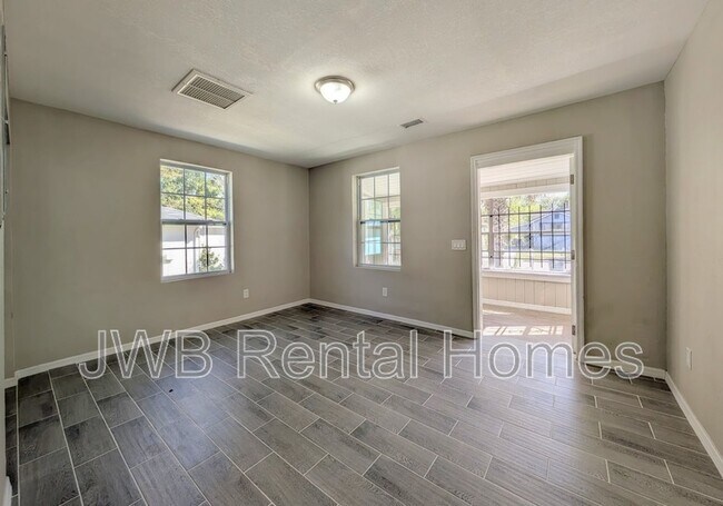 Foto del edificio - 1043 W 31st St