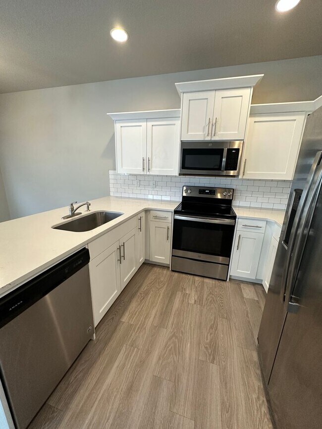 Building Photo - 3 Bed 2.5 Bath Townhome for Rent in West H...