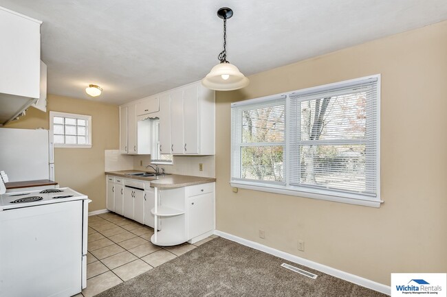 Building Photo - 3 bedroom home SE Wichita