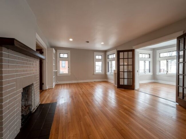 Foto del edificio - 319 W Hutchinson Ave