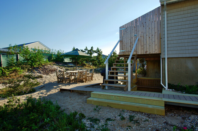 Building Photo - 1900 Montauk Hwy