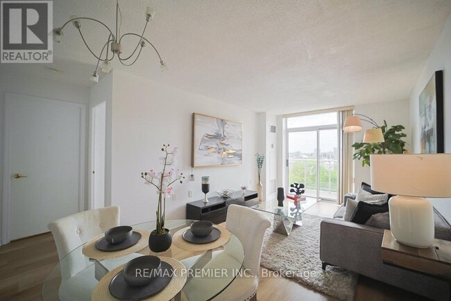 Photo du bâtiment - 325-650-650 Lawrence Ave W