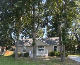 Building Photo - 221 Bob White Dr