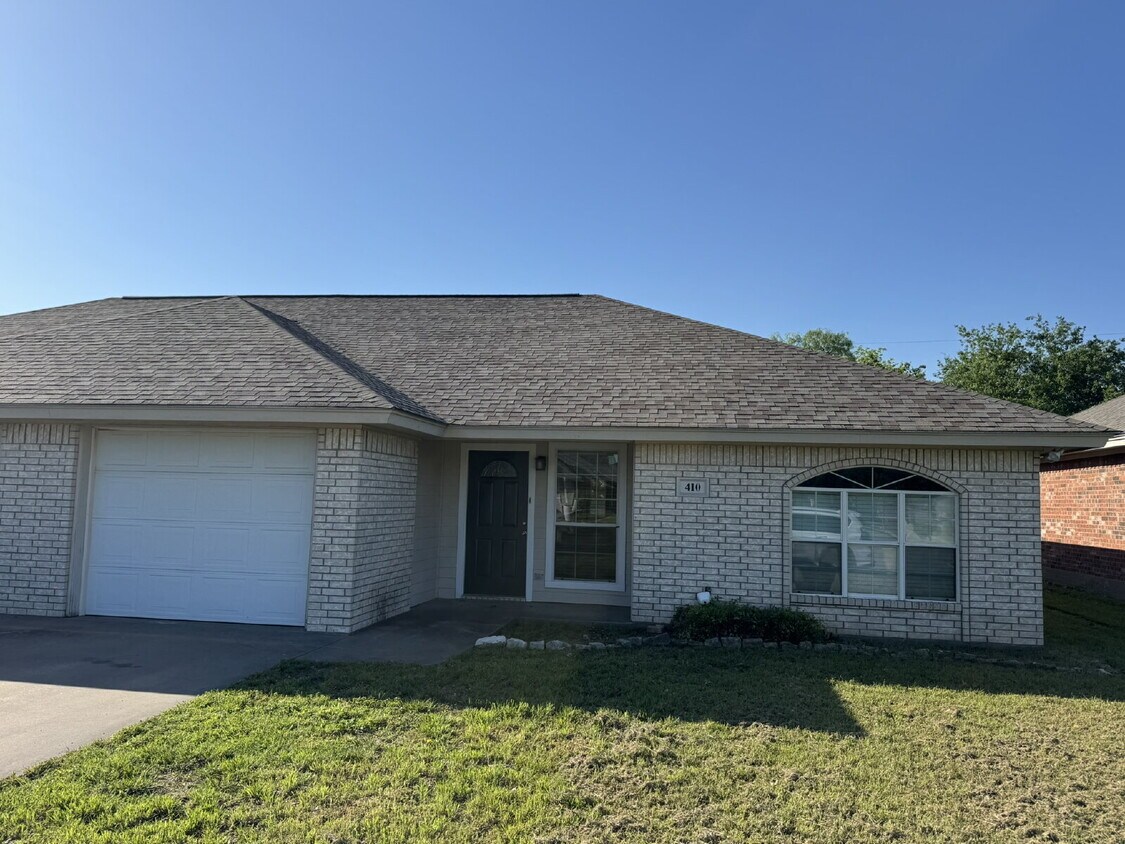 Primary Photo - Lovely, traditional 2 bedroom 2 bath duplex!