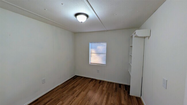 Foto del edificio - 6621 W Forest Rd