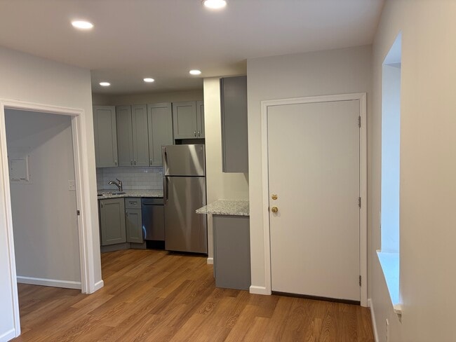 Building Photo - 15 E Read St