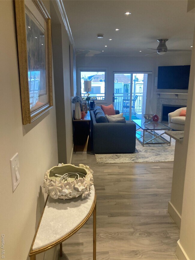 Building Photo - 780 W Broadway