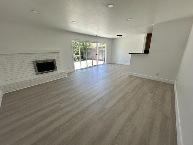 Building Photo - 467 Luther Dr