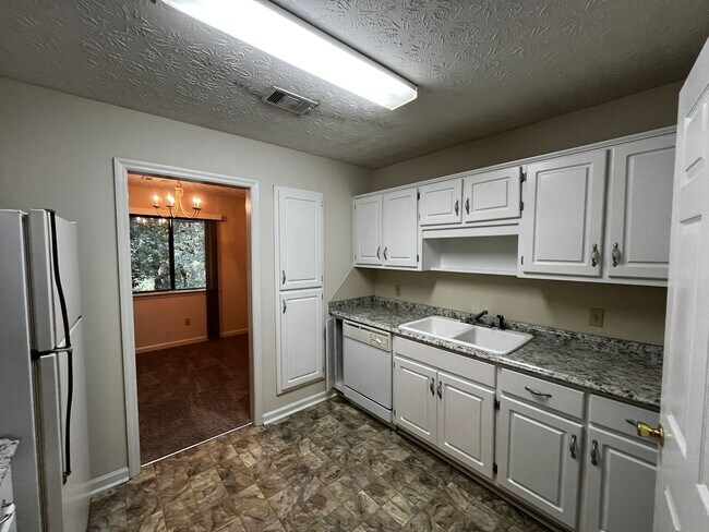 Foto del edificio - Welcome To The Westover Glen Condominiums!
