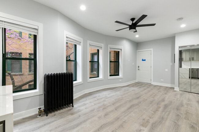 Foto del edificio - 7738 N Eastlake Terrace