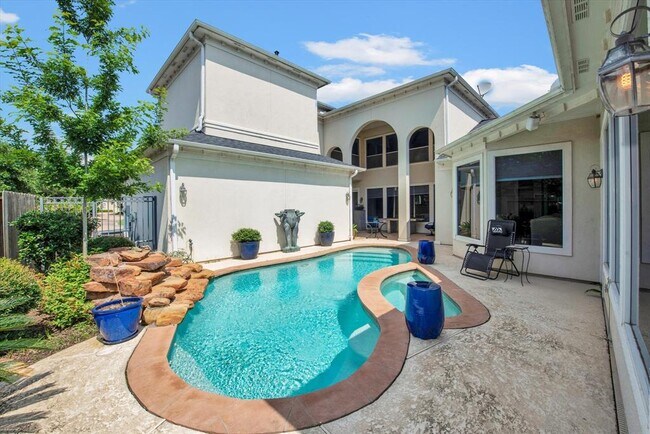 Foto del edificio - 70 Blooming Grove Ln