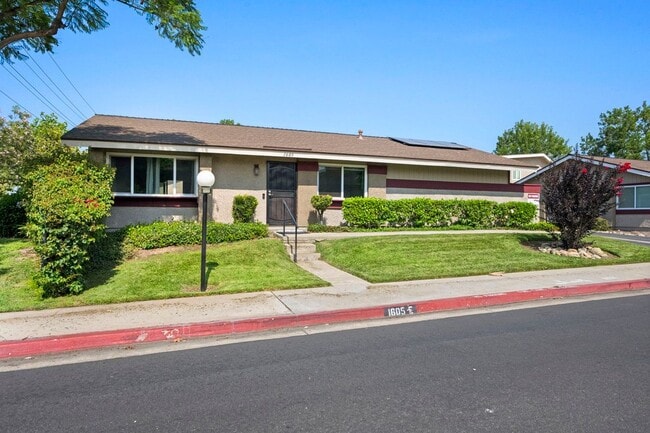Building Photo - 1605 Carmel Cir E