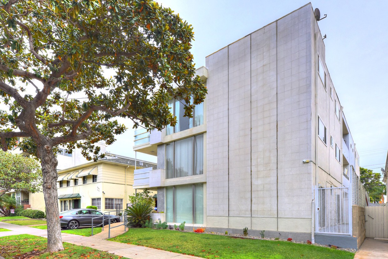 Primary Photo - 248 S Doheny Dr