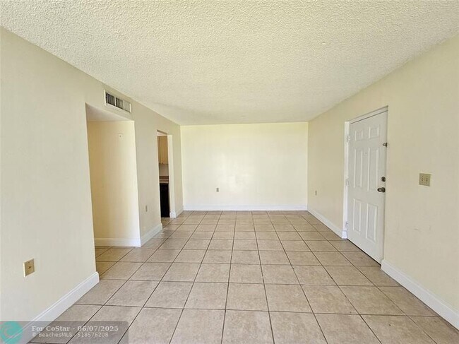 Foto del edificio - 1215 Benoist Farms Rd