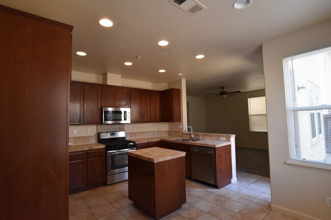 Foto del edificio - Beautiful 4 Bedroom 3 Bathroom in Central ...