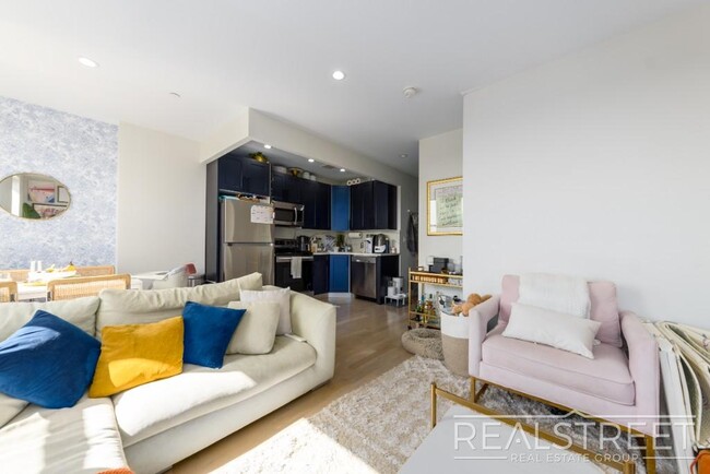 Foto del edificio - Stunning Renovated 2BR in Bushwick with St...