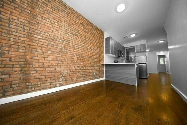 Building Photo - Modern 4 Bed 2 Bath Duplex with Yard in Stuyvesant Heights