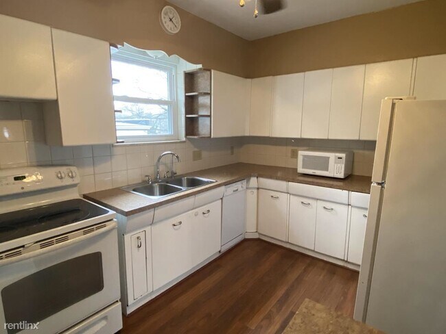 Building Photo - 3 br, 1.5 bath Townhome - 2331 Tilbury Ave