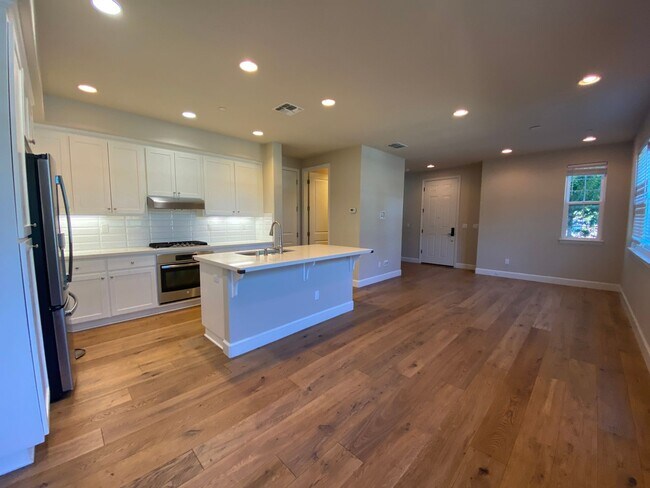 Building Photo - Pleasanton End Unit Andares Townhouse 3 BD...