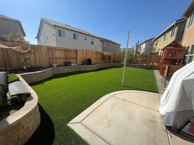 Foto del edificio - FIVE Bedroom home in Natomas with SOLAR