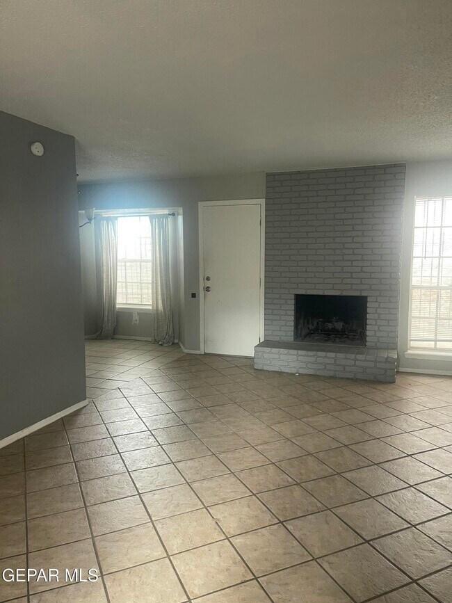 Foto del edificio - 8614 Mettler Dr