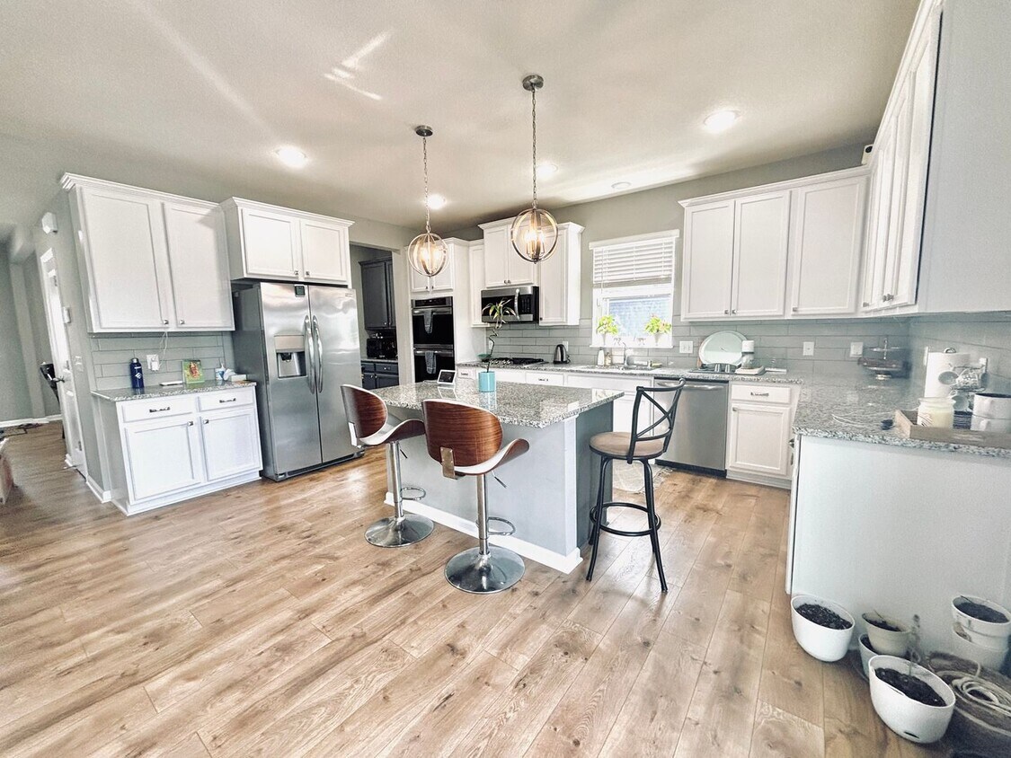 Primary Photo - Stunning 5bed/3 1/2 bath Home in Shakopee!