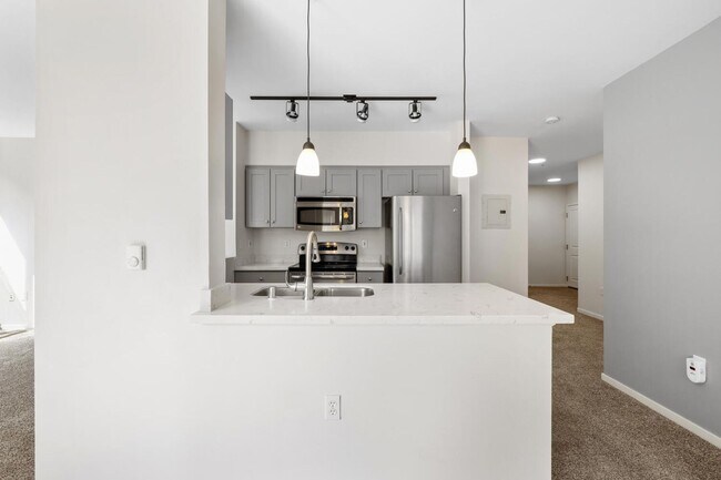 Foto del edificio - Beautiful 2 Bed 1.75 Bath Condo in Downtow...