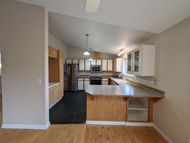 Foto del edificio - Two Master Bedrooms! in This Large Silverd...