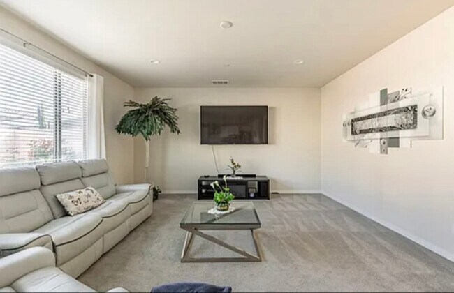 Foto del edificio - 7818 Poppy Ln