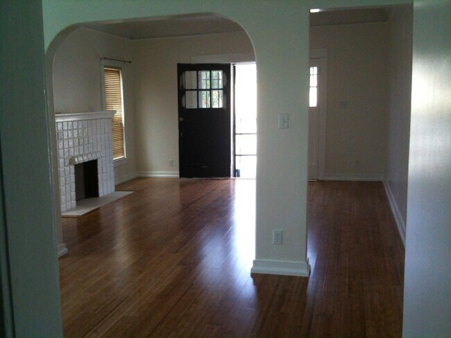 Building Photo - 940 Marview Ave