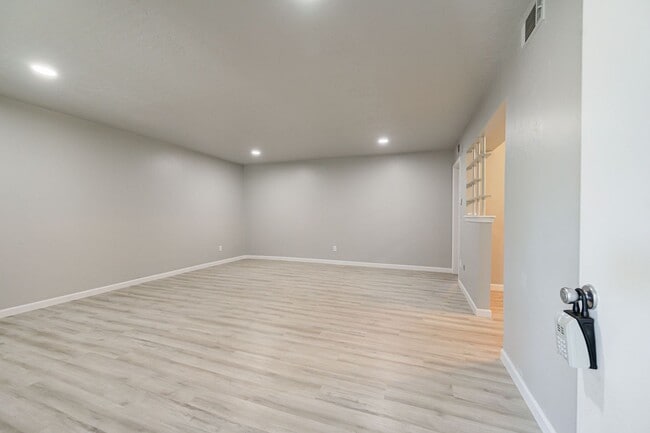 Building Photo - RECENTLY REMODELED!! 1 Bed 1 Bath 1 Mile West of OU Campus