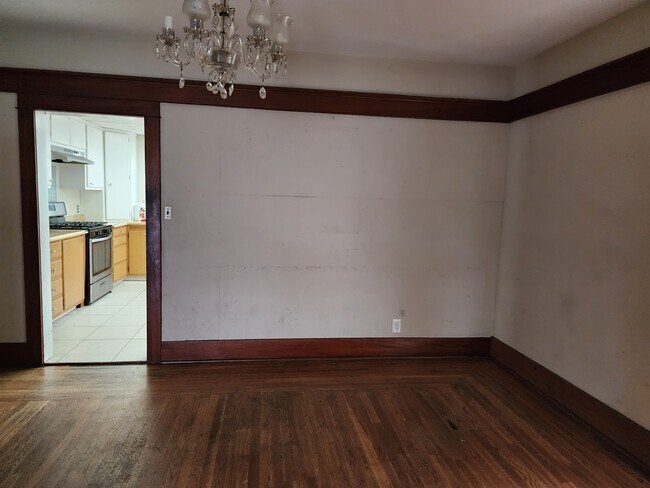 Dining area - 4263 Chamoune Ave
