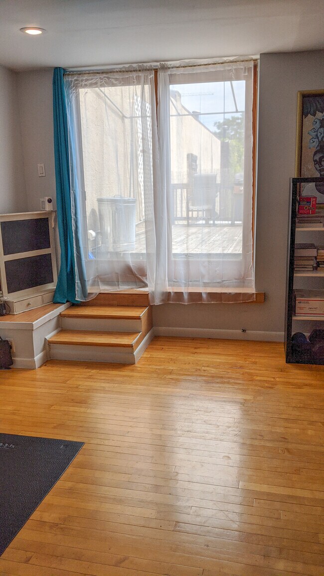 Sala de estar con puerta a la terraza - 1017 N 4th St