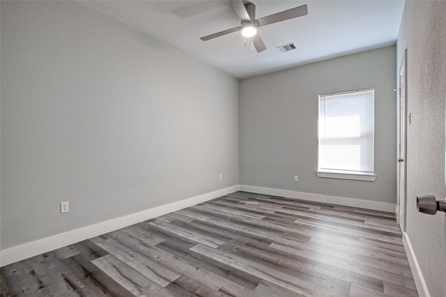 Building Photo - 9306 Bean St