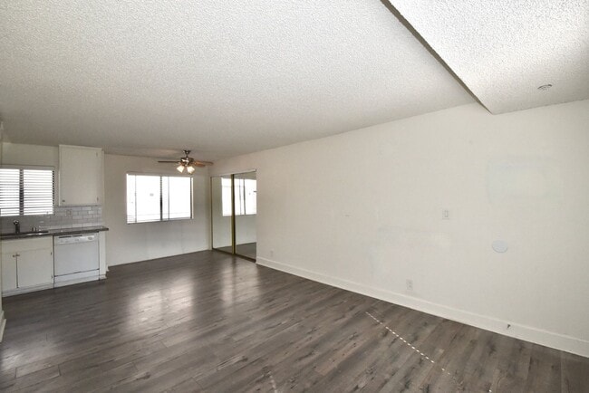 Foto del edificio - 5921 Whitsett Ave