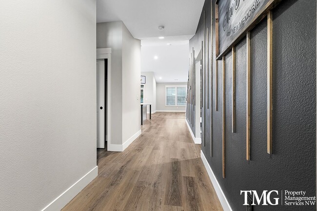 Building Photo - Beautiful 4 Bed 2.5 Bath Modern Home in Ri...
