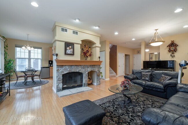 Building Photo - 463 Pine Lake Cir