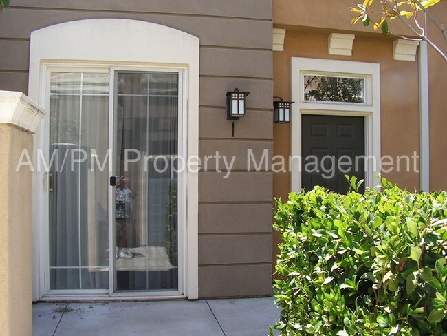 Building Photo - 2 Bed, 2.5 Bath Condo - 3409 S. Main St. #I
