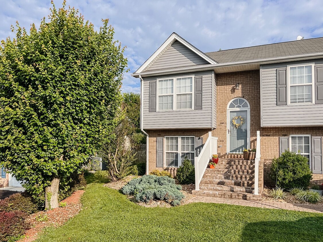 Primary Photo - Updated 4 bedroom, 3 bath Home in Christia...