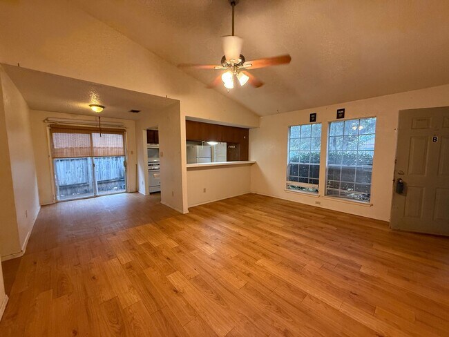 Foto del edificio - North Austin Duplex: Two Weeks FREE!!!