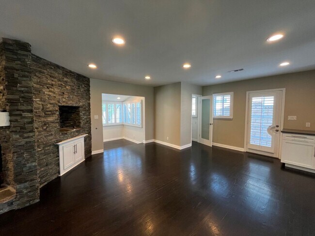 Foto del edificio - READY FOR MOVE-IN! 3+2.5 w/appliances + great backyard!